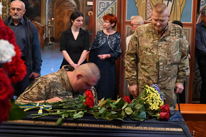 Із бойовим медиком Євгеном Бешлягою, який загинув під Бахмутом під час здійснення евакуаційної місії, попрощалися у Києві 14