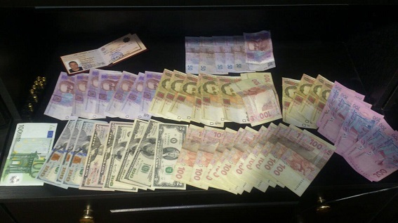 Банду поліцейських, які займалися рекетом на залізничному вокзалі, затримано у Львові, - Нацполіція 04