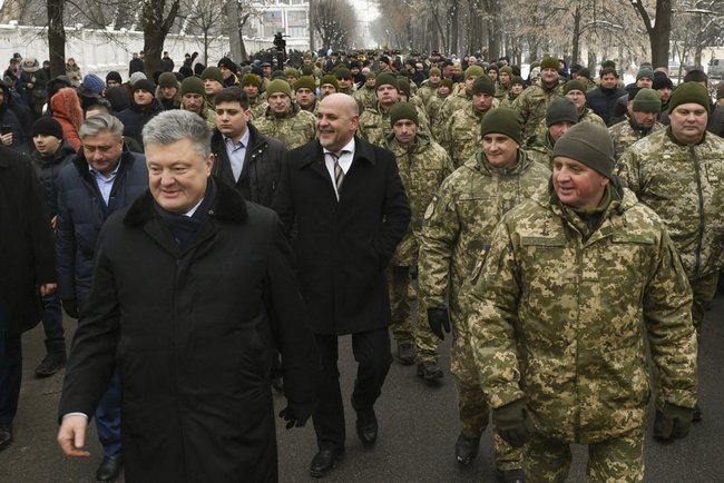 Порошенко в Білій Церкві взяв участь у зустрічі військовослужбовців 72-ї ОМБр, які повернулися із зони проведення ООС 09