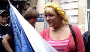 Милиция незаконно пустила во двор суда организацию "Тимошенко к ответу": "Нас постоянно сюда пускают". ВИДЕО.