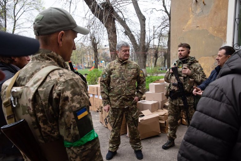 Порошенко привіз захисникам Краматорська бронежилети та кевларові шоломи 05
