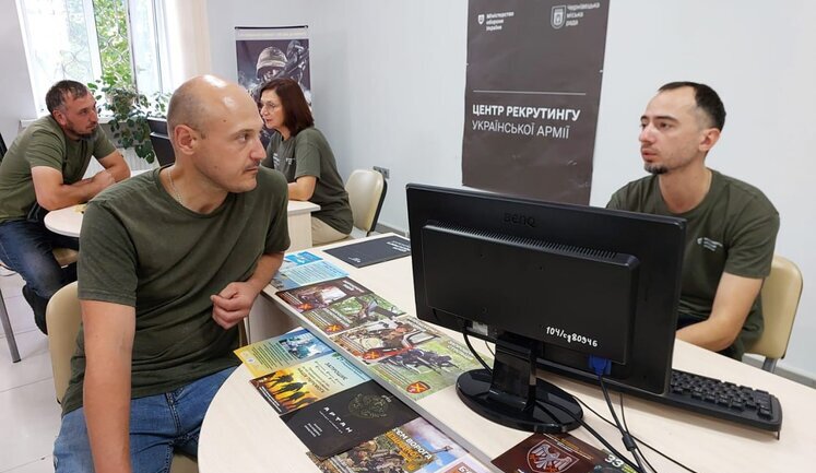 В Черновцах открылся центр рекрутинга украинской армии. Это уже 33-й в Украине. ФОТО