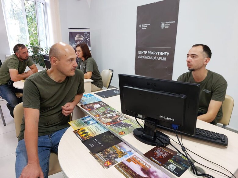 У Чернівцях відкрився 33-й центр рекрутингу української армії