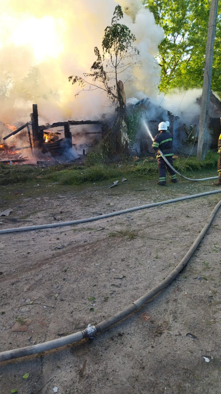 Війська РФ обстріляли із мінометів та артилерії Середину-Буду на Сумщині, пошкоджені будинки, вирують пожежі, - Живицький 04