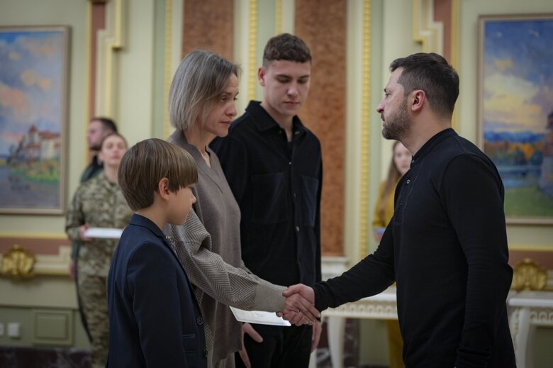 Зеленський вручив сертифікати на квартири