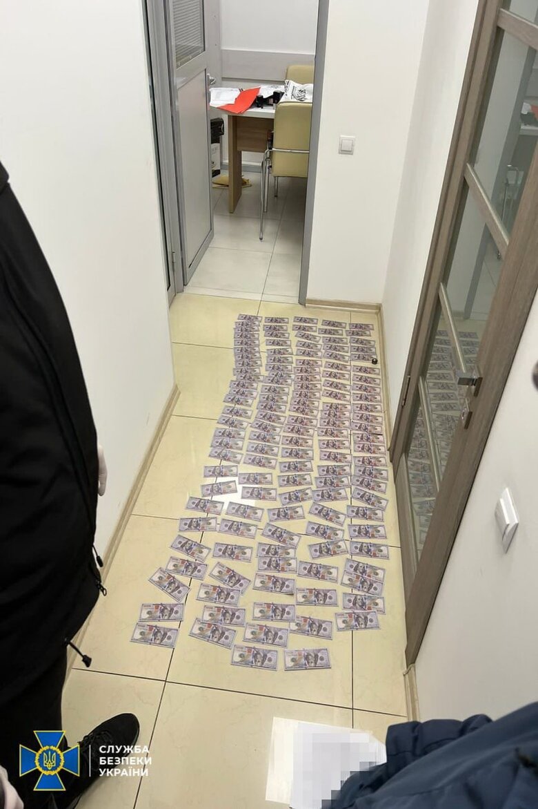 Депутат ОПЗЖ та керівник філії столичного банку організували канали нелегального виїзду за кордон, - СБУ 02