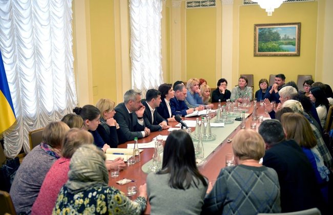 Зеленський, Рябошапка і Венедіктова обговорили з родинами героїв Небесної Сотні розслідування злочинів на Майдані 01