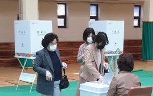Перчатки, маски и кабинки для людей с температурой: как проходят парламентские выборы в Южной Корее. ФОТОрепортаж