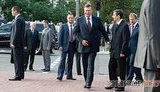 Янукович шагает в школу 1-го сентября: ковровую дорожку подметали до последнего. ФОТОрепортаж