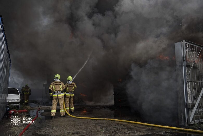 У Києві на Подолі зайнялося складське приміщення