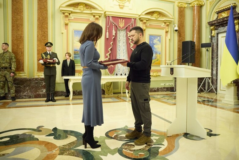 Зеленський вручив військовим та рідним загиблих героїв ордени Золота Зірка й сертифікати на квартири 04