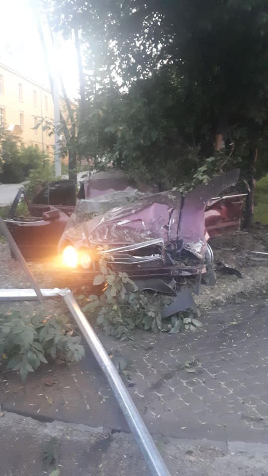 У Львові 21-річна дівчина на Mercedes, намагаючись втекти з місця ДТП, врізалася в дерево і загинула 03