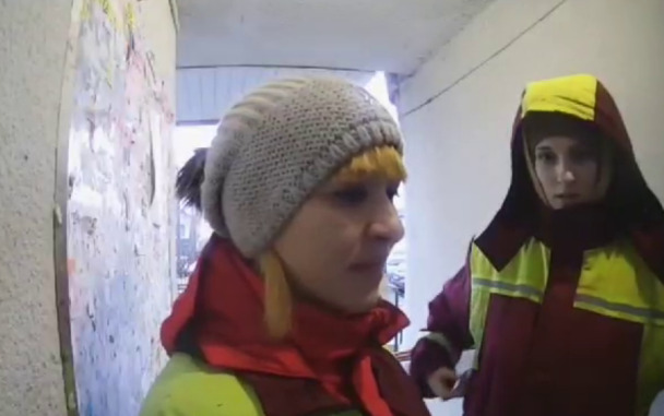 У Києві військові та комунальники кріплять повістки на двері квартир. Правозахисники кажуть, що це незаконно 02 У Києві військові та комунальники кріплять повістки на двері квартир. Правозахисники кажуть, що це незаконно 02