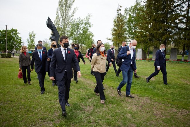 Зеленский и послы стран G7 и ЕС на Луганщине почтили память погибших в годы Второй мировой войны 08 Зеленский и послы стран G7 и ЕС на Луганщине почтили память погибших в годы Второй мировой войны 08