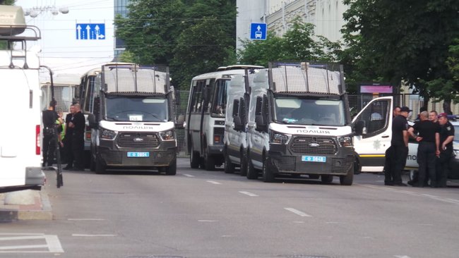 Противники КиївПрайду на стільцях перекривають шлях маршу 07