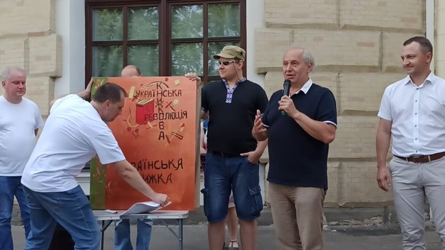 Акція Підтримай українську книгу проходить біля Мистецького Арсеналу 07