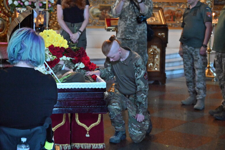 Із загиблим сержантом 68-ї ОЄБр Антоном Усовським попрощалися у Михайлівському Соборі 06