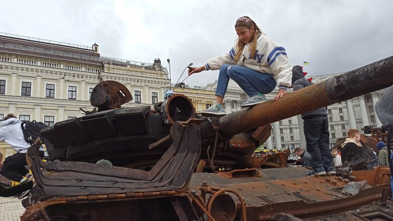 Танк, БМД та Тигр: В центрі Києва відкрилась виставка демілітаризованої техніки російських окупантів 06