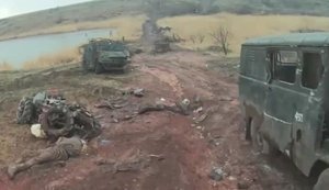 "Дорога смерти" на дамбе под Покровском: 12 единиц уничтоженной техники армии РФ и останки четырех оккупантов. ВИДЕО