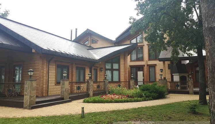 Hunting home of fugitive president Yanukovych: trophy from Lukashenko and guards' shooting club. PHOTOS