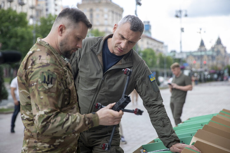 Мер Києва Віталій Кличко передає 3 окремій штурмовій бригаді дрони