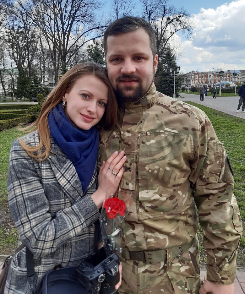 Дружина загиблого аеророзвідника Юліана Матвійчука Лілія: Чоловік примудрявся підлетіти близенько до ворога і скинути ВОГ навіть у крихітну нірку 07