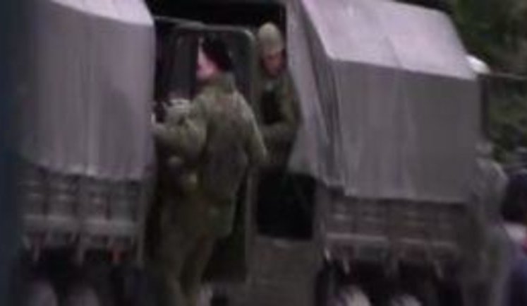 В Ялте замечены армейские грузовики Черноморского флота РФ: солдаты вооружены. ВИДЕО