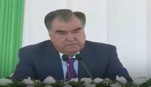 "Ты женат?", - "Нет, ваше Превосходительство", - глава Таджикистана Эмомали Рахмон подарил невесту учителю, прочитавшему хвалебный стих. ВИДЕО