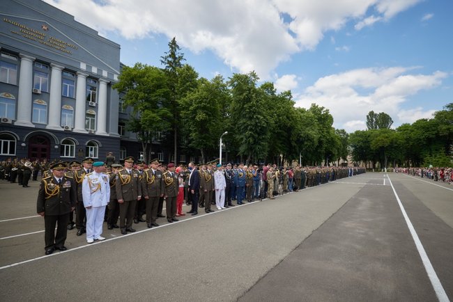 Ми часто зустрічаємося на фронті, - Зеленський вручив дипломи випускникам Національного університету оборони імені І. Черняховського 07
