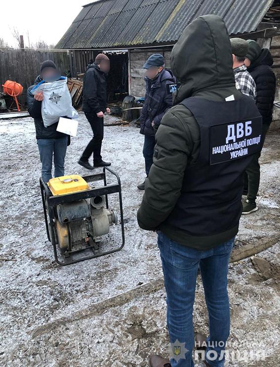 Групу чорних копачів, які незаконно видобували бурштин і нападали на поліцейських, затримано в ході спецоперації на Рівненщині 01