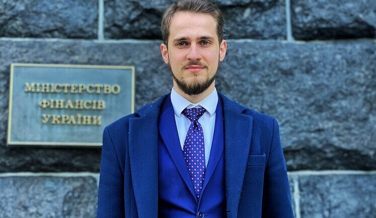 Советник комитета ВР Волянский заявил о снижении мобилизационного возраста до 18-20 лет в 2025 году. "Слуга народа" Наталуха отрицает. ВИДЕО