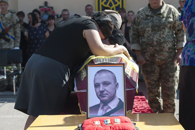 С воином Александром Буйвало, погибшим в 2014 году на Луганщине в результате ракетного обстрела с территории РФ, простились в Сумах 03