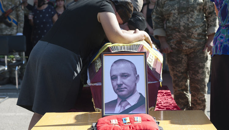 З воїном Олександром Буйвалом, загиблим у 2014 році на Луганщині внаслідок ракетного обстрілу з території РФ, попрощалися в Сумах. ФОТОрепортаж