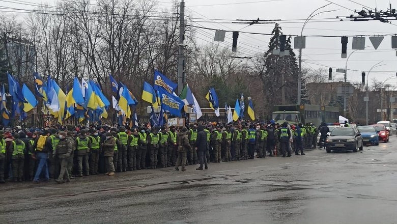 Беги, Вова, беги: Под судом, рассматривающим апелляции относительно меры пресечения для Порошенко, собрались митингующие 09
