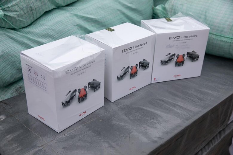 Порошенко привіз допомогу підрозділам ЗСУ, які воюють на східному напрямку 06