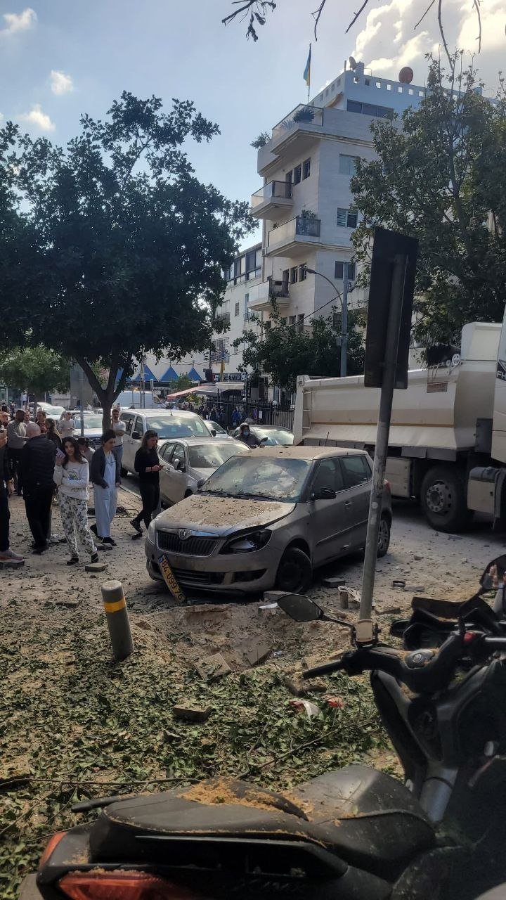 Частини іранської ракети впали біля посольства України в Ізраїлі