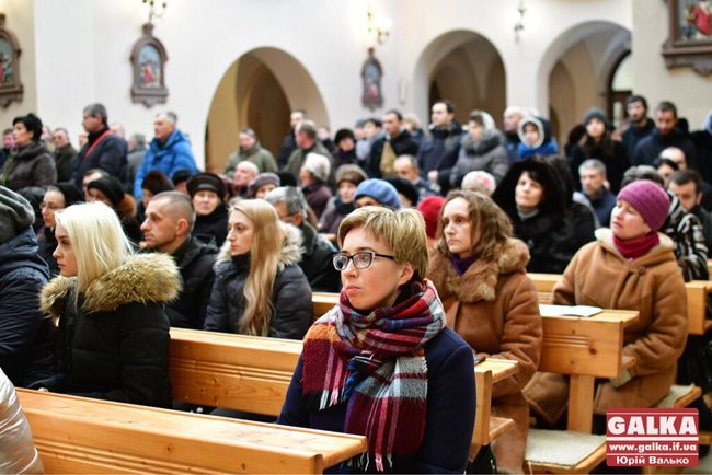 Із загиблим у зоні АТО воїном ДУК Правий сектор Андрієм Витвицьким попрощалися в Івано-Франківську 06