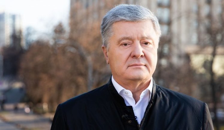 Держбюро розслідувань спробувало вручити Порошенку повістку, він поїхав. ВIДЕО