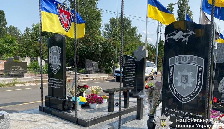 Псував прапори на могилах спецпризначенців: у Черкасах затримано 40-річного чоловіка, - Нацполіція. ФОТОрепортаж