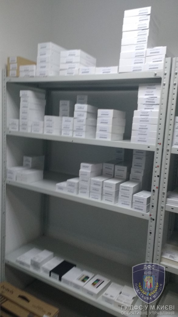 Київські податківці перекрили незаконний канал постачання в країну електронної техніки відомих торгових марок 06 Київські податківці перекрили незаконний канал постачання в країну електронної техніки відомих торгових марок 06