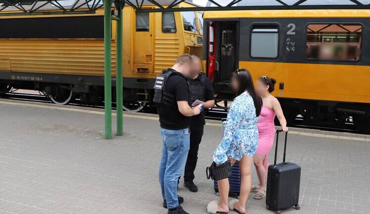 Продавала жінок до борделів у Катарі: прикордонники затримали 23-річну організаторку торгівлі людьми. ФОТОрепортаж