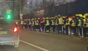 Queue of foreigners who have arrived for work near the Moscow oil refinery: "Some Chinese, Vietnamese, I don’t know who else. There are no local men". VIDEO