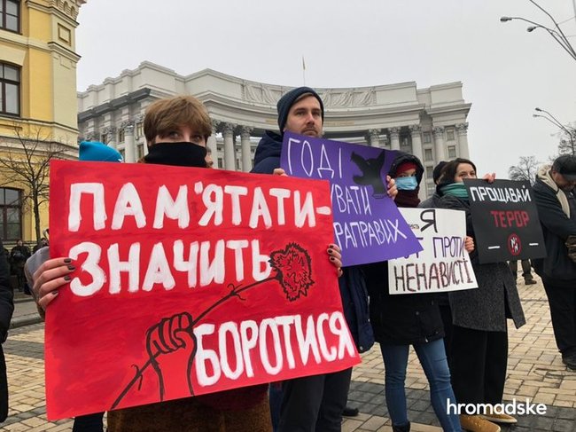 Учасників акції проти ультраправого насильства закидали петардами в центрі Києва 04