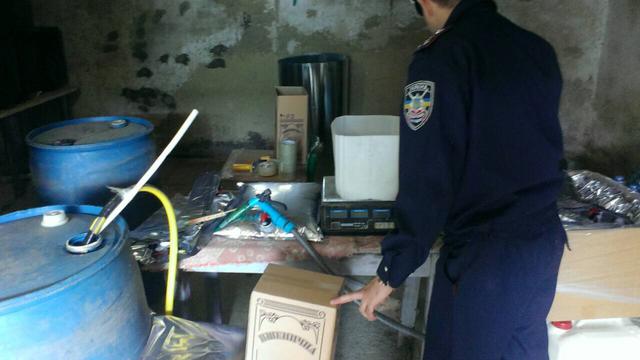 Налоговики на Тернопольщине ликвидировали два цеха по изготовлению фальсифицированного алкоголя и пресекли его продажу 06