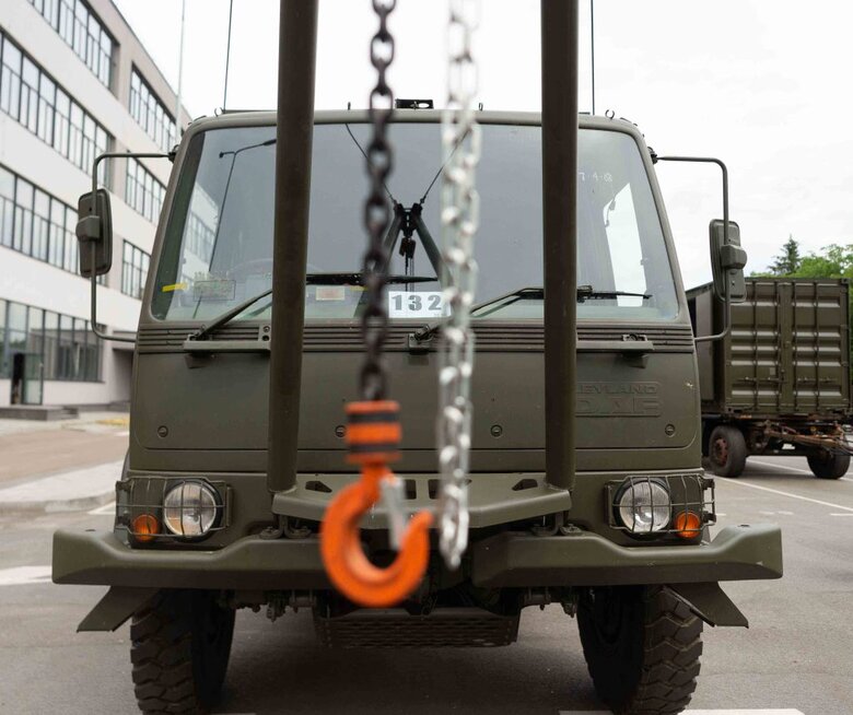 Воїнам, які ведуть бої проти окупантів на Сході, передали техніку та пересувну авторемонтну майстерню 03 Воїнам, які ведуть бої проти окупантів на Сході, передали техніку та пересувну авторемонтну майстерню 03