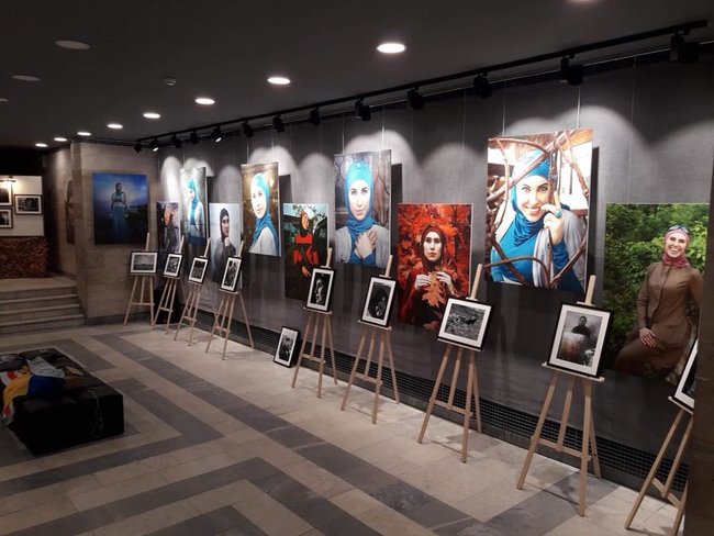 Сегодня в Днепре открывается фотовыставка памяти Амины Окуевой 03