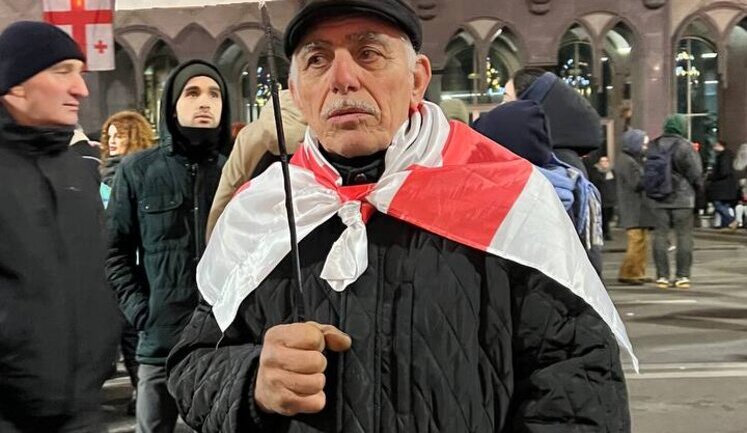 Проевропейские протестующие снова вышли на митинг в Грузии: требуют повторных выборов и освобождения задержанных. ВИДЕО