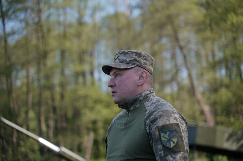 Бойовий командир Едуард Пісоцький: Мої підлеглі на 98 відсотків ніколи не тримали в руках зброї. Вдягнені були у те, хто в чому прийшов – в джинси, спортивні костюми, кеди, кросівки 02