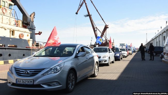 Автопробег ОПЗЖ заблокировали в Одессе из-за красных флагов 01