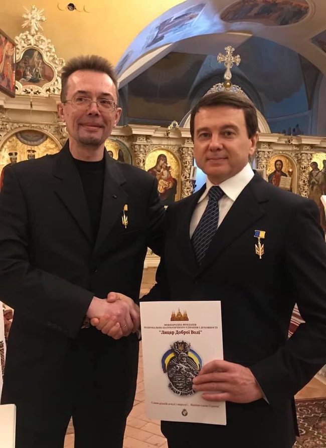 Шахраї поширюють фальшивий знак Народного героя і беруть за це гроші, нагородна рада просить тих, хто отримали підробку, повернути її тим, хто вручав 05 Шахраї поширюють фальшивий знак Народного героя і беруть за це гроші, нагородна рада просить тих, хто отримали підробку, повернути її тим, хто вручав 05
